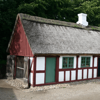 Mjersinghuset blev oprindeligt bygget som en skole og stammer fra landsbyen Mesing ved Skanderborg