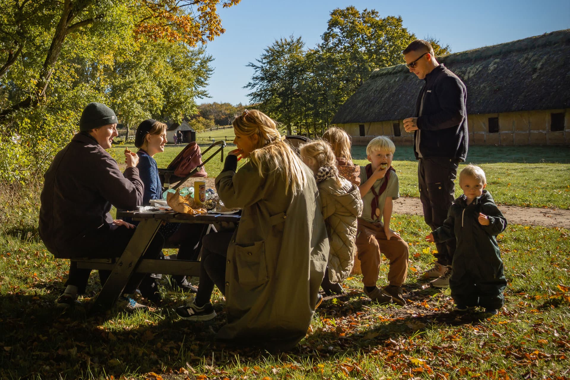 Familie på tur på Hjerl Hede, nyder naturen og spiser mad i det grønne