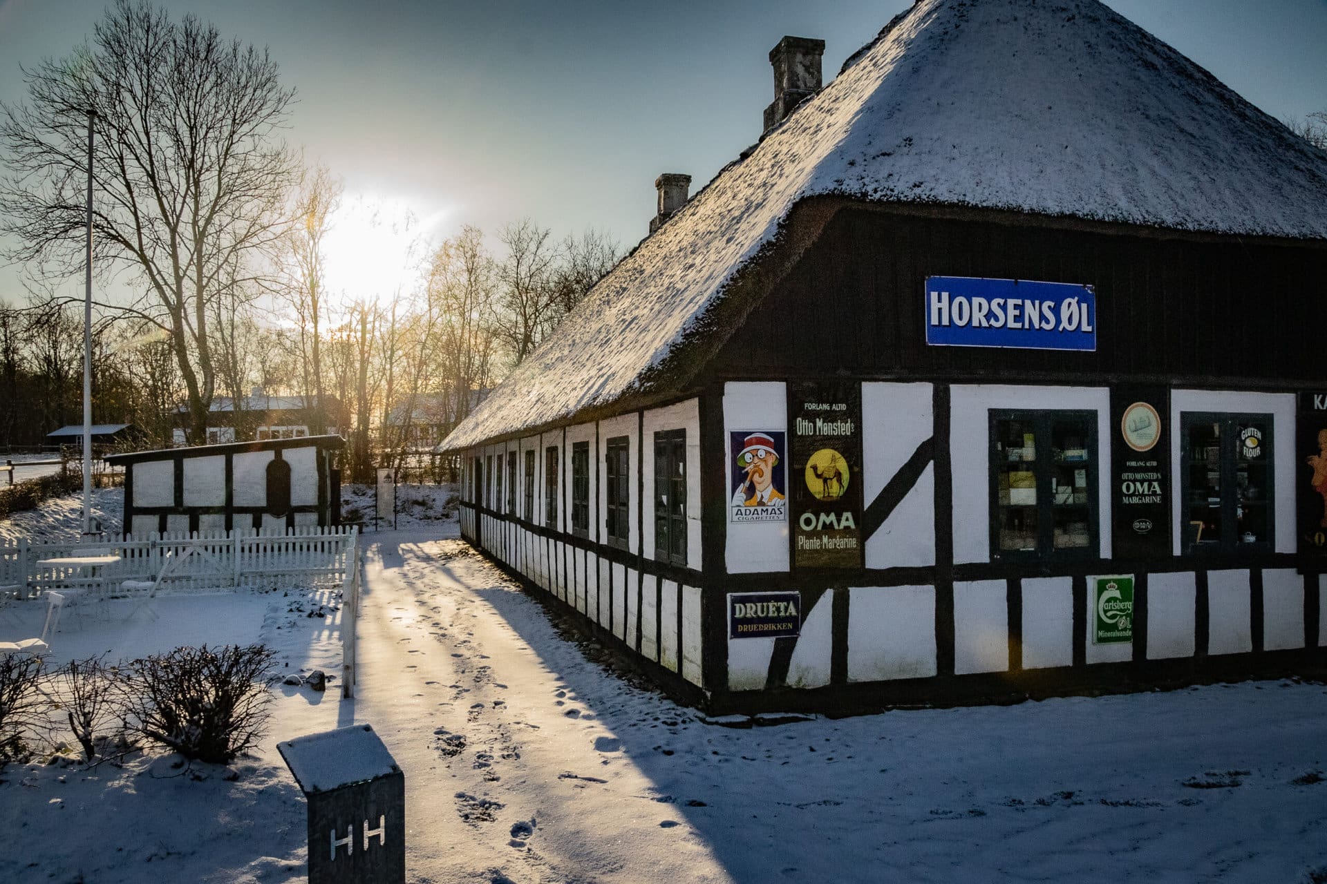 Vinteridyl ved købmanden på Hjerl Hede. Vi åbner igen i påsken 2024.