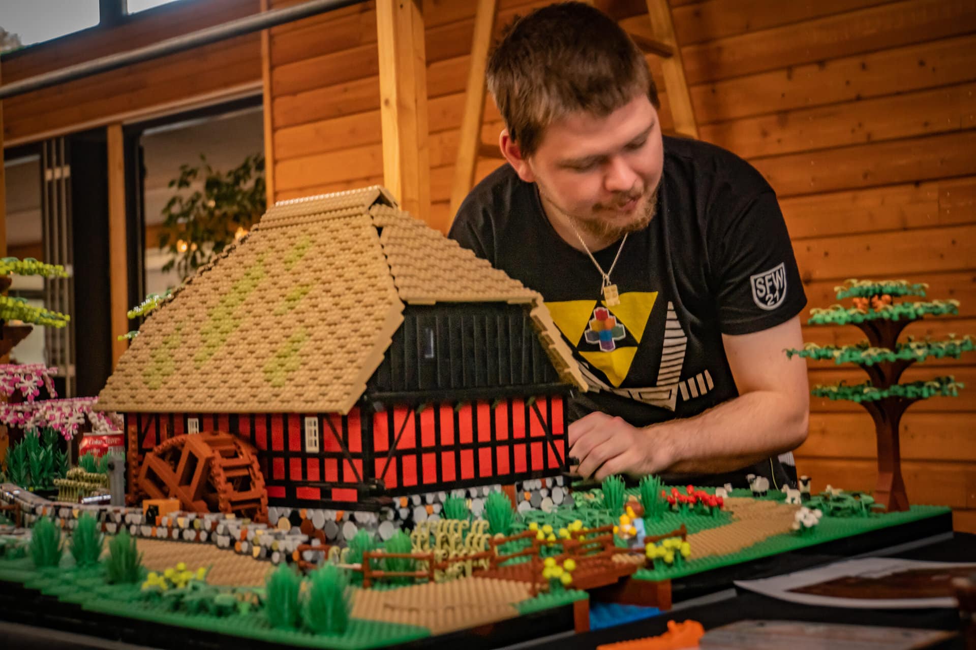 Kom til LEGO-dage på Hjerl Hede. Byg selv og se hvad de dygtige entusiaster kan bygge.